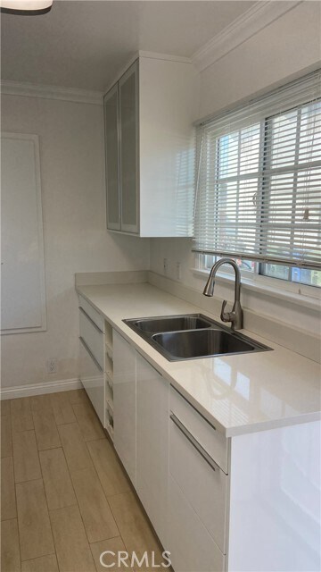 Building Photo - 8437 Lilienthal Ave