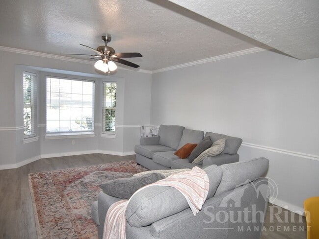 Building Photo - 916 Greenridge Ave