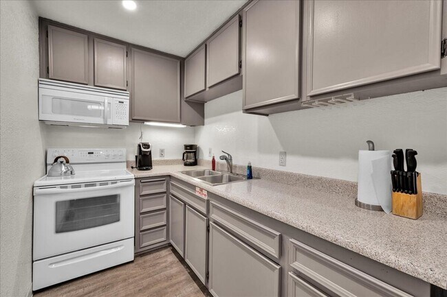 Building Photo - 2860 N Los Felices Rd