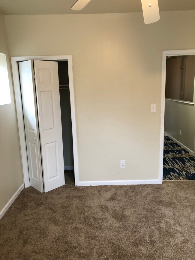 Building Photo - 5962 Oakherst Plz