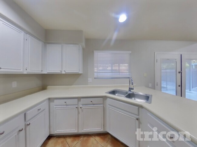 Building Photo - 6642 E Northridge St