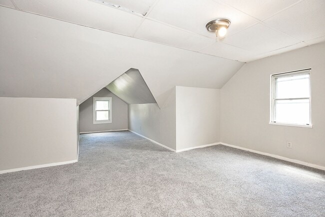Building Photo - 3 BED 1 BATH BEAUTIFUL SINGLE FAMILY HOME ...