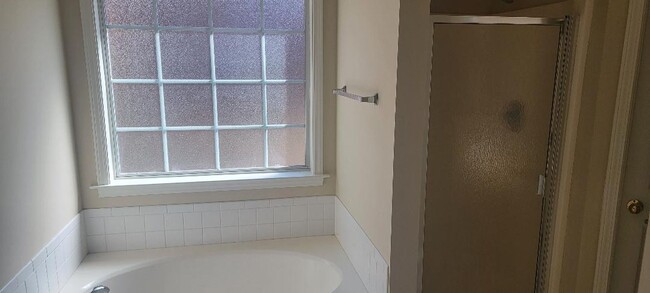 Building Photo - AVAILABLE NOW - CALL US FOR A SHOWING!