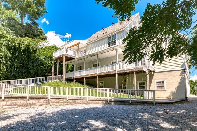 Building Photo - 5 to 8 Bedrooms. Pet Friendly.