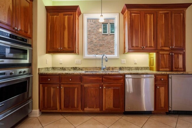 Building Photo - 7516 Pinehurst Ct
