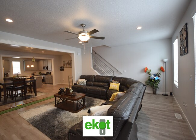 Building Photo - Spacious Townhome Near Shopping! 3 BD 2.5 BTH