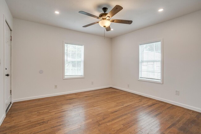 Building Photo - Amazing 2 Bed- 1 Bath Home in West Fort Wo...