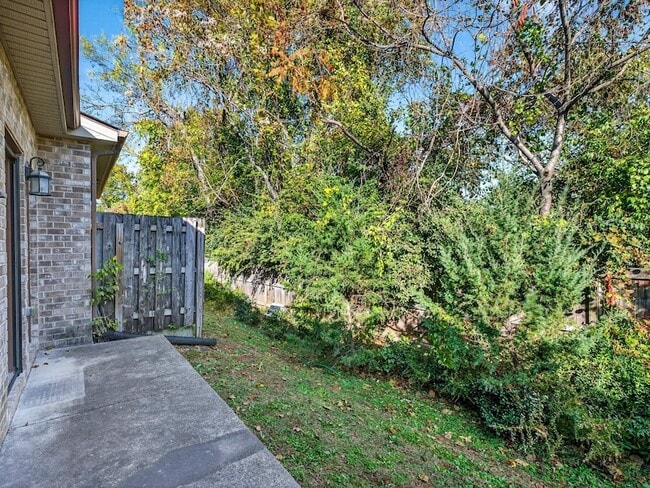 Building Photo - 110 Velena St