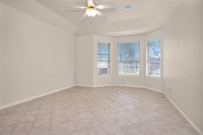 Building Photo - 1010 Maple Run Dr