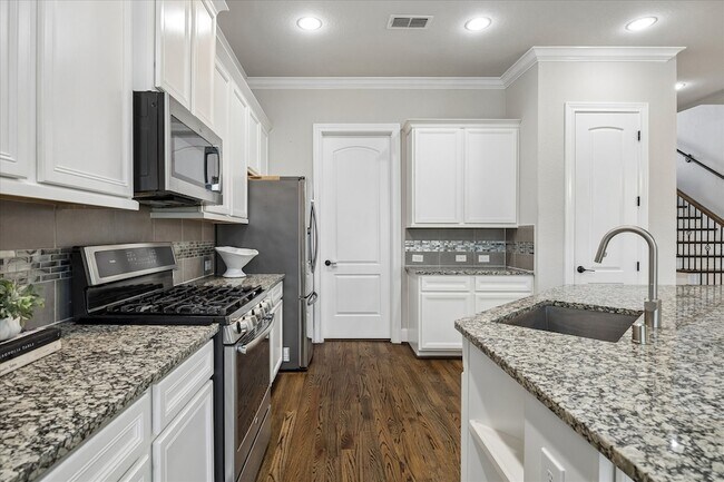 Building Photo - 1704 Oak Leaf Pass Dr