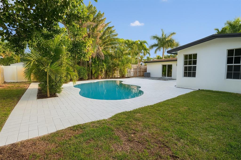 Building Photo - 1399 NE 38th St