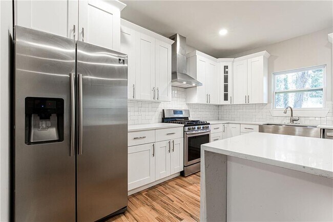 Building Photo - 870 Gaston St SW