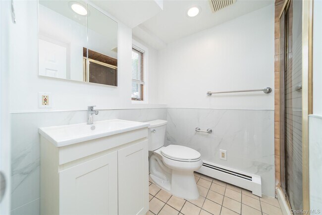 Building Photo - 6 Manor Dr