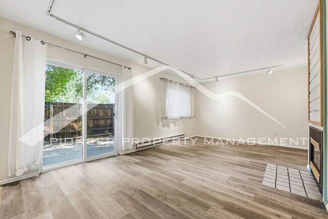 Building Photo - Charming Townhouse with Washer/Dryer and 1-Car Garage