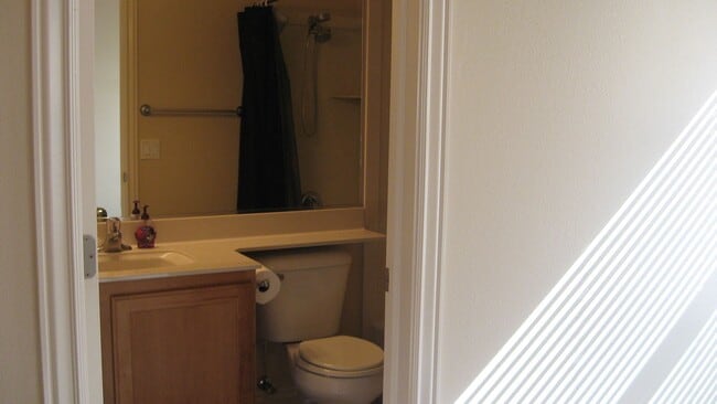 Building Photo - Spacious 3 Bedroom House