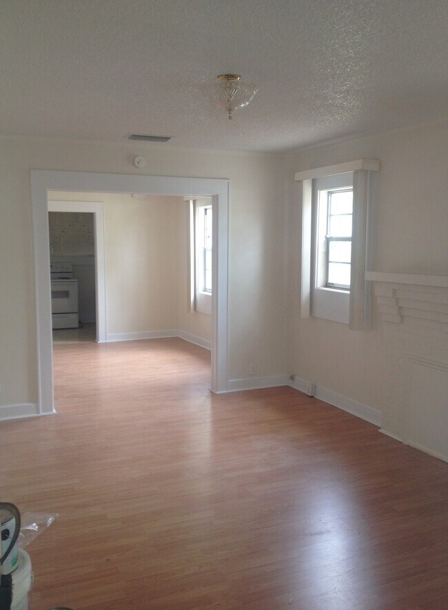 Building Photo - 1028 W 11th St