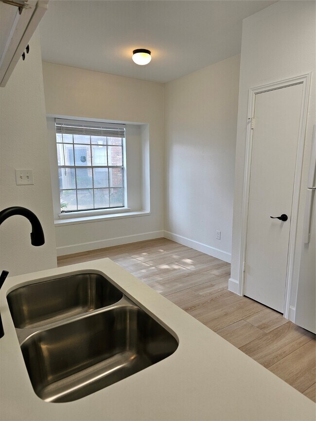 Building Photo - 2626 Holly Hall St