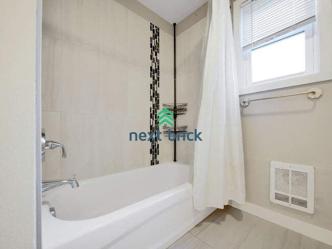 Building Photo - 3 Bed 1 Bath Charming Seattle Home is Ready for Rent!