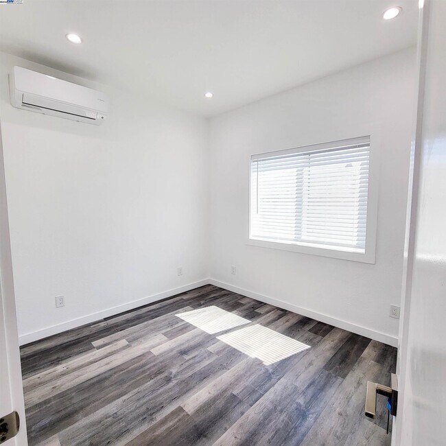 Building Photo - 110 S 37th St