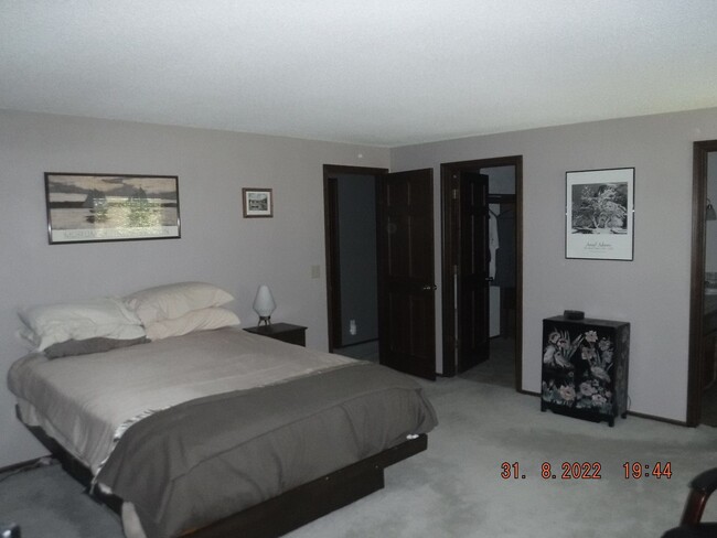 Building Photo - Large 3 Bedroom House