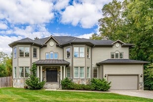 Building Photo - 829 Golden Arrow St