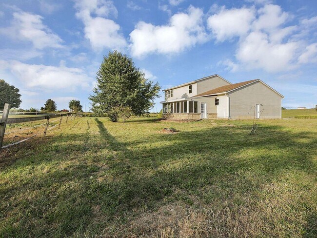 Building Photo - Your country retreat awaits!