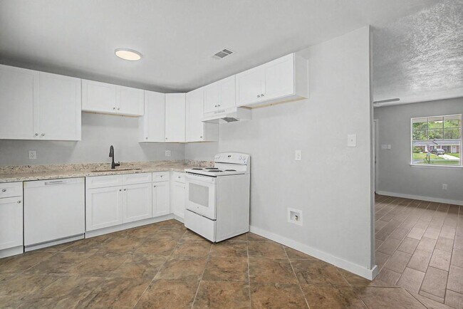 Building Photo - 108 Phylis Dr