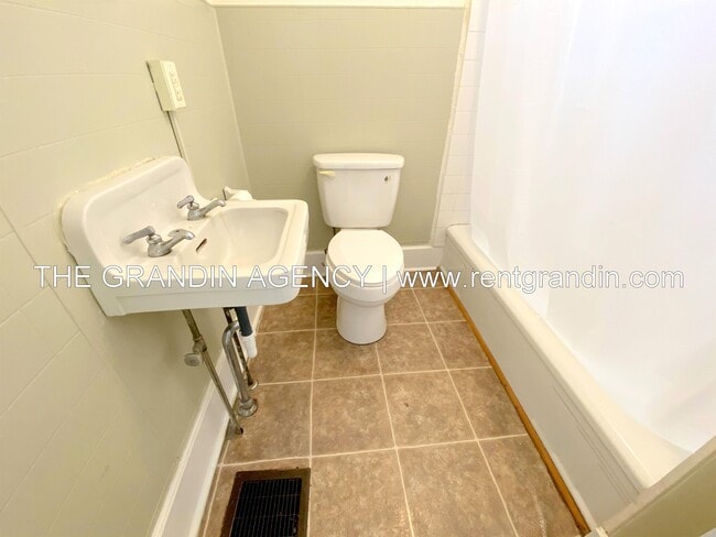 Building Photo - 909 13th St SE