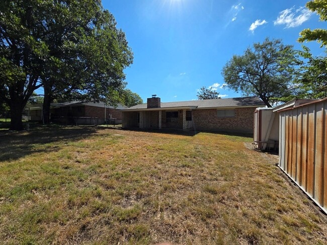 Building Photo - 704 Arrow Ln