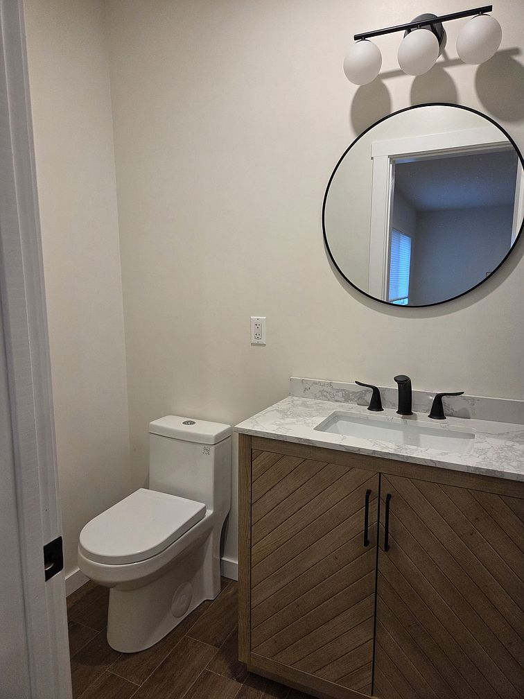 Building Photo - 512 De la Vina St