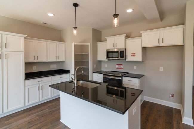 Building Photo - Contemporary 3-Bedroom Beauty with Walk-In Closet and Tile Shower Retreat