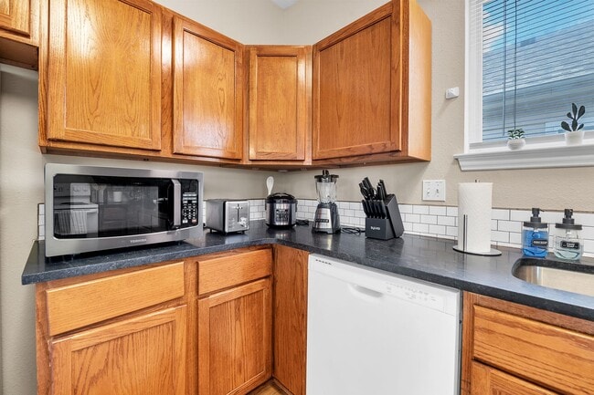 Building Photo - 1425 James Ave