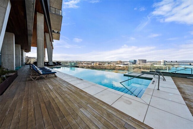 Building Photo - 70 Rainey St