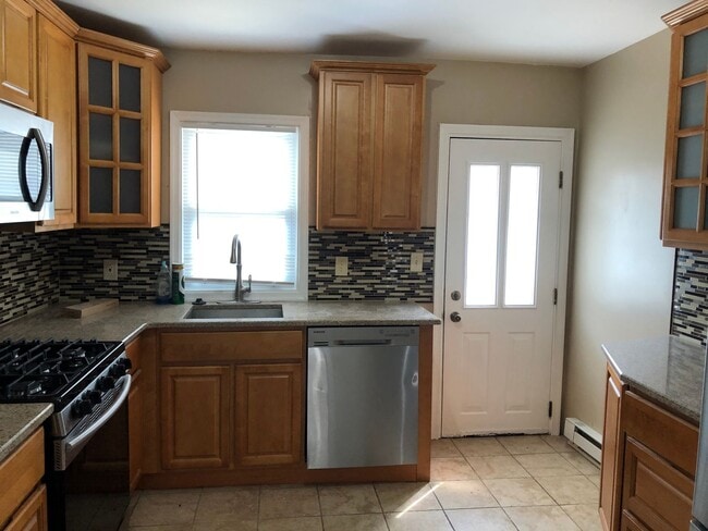 Building Photo - Gorgeous Home - Holmesburg