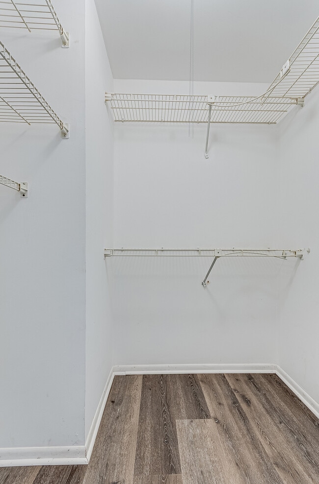 Building Photo - 190 S Waters Edge Dr