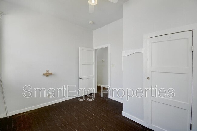 Building Photo - 920 E 51st St