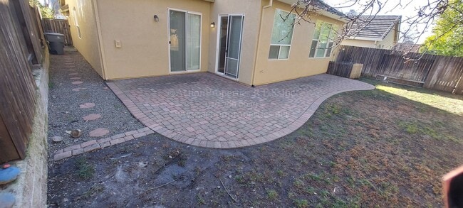 Building Photo - Rocklin  Highland Park  3 bedroom 2 bathroom, Great Room Floor Plan with Tile Flooring,  Fenced Yard