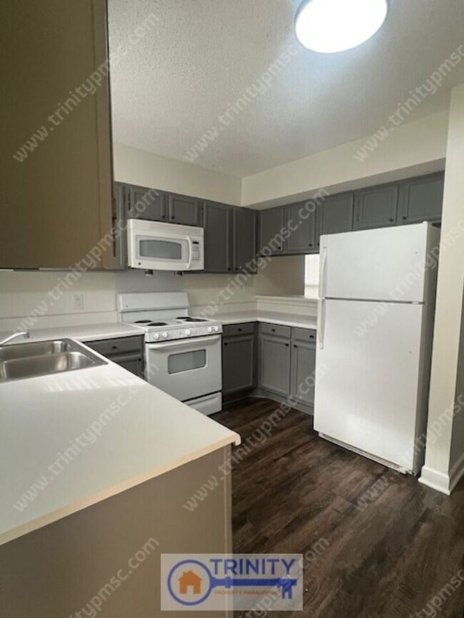 Building Photo - Cute TWO STORY Town Home!