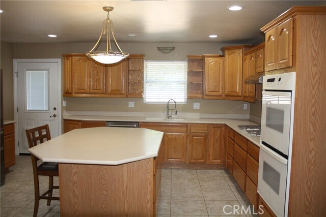 Building Photo - 16540 Wagon Wheel Dr