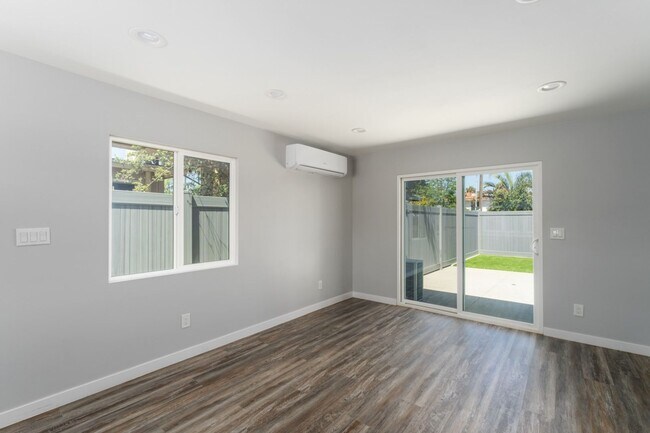 Building Photo - LEASE SPECIAL - UP TO 4 WEEKS FREE!  Luxurious 1-Bedroom Apartment with Private Yard in the Heart...