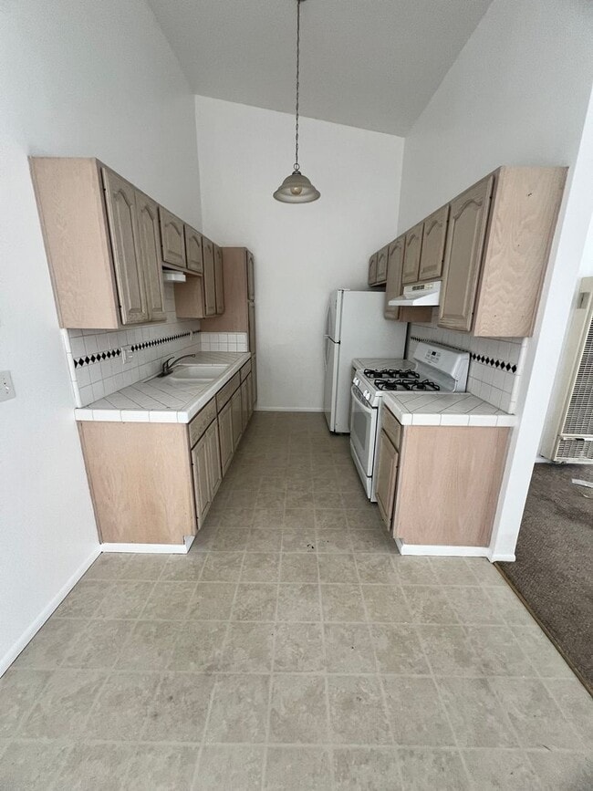 Building Photo - Midtown Ventura - Spacious one bedroom, one bath single level apartment