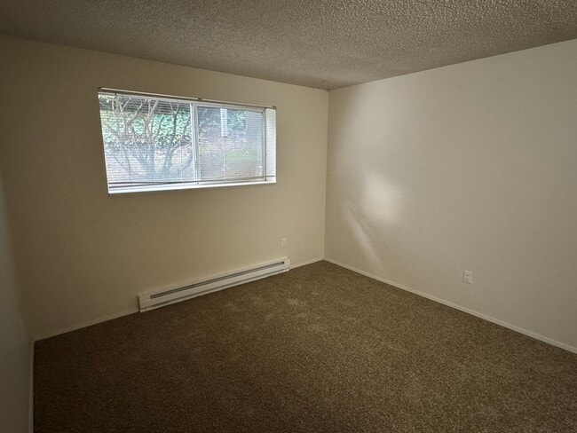 Building Photo - Spacious ground level 1br/1ba Apt with attached garage and washer/dryer in unit