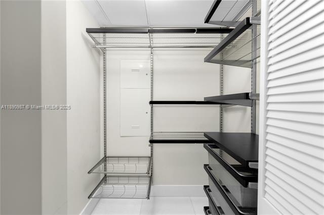 Building Photo - 950 Brickell Bay Dr