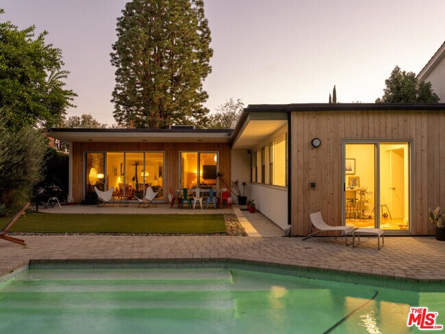 Building Photo - 13025 Addison St