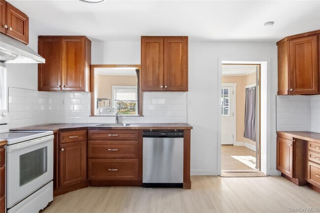 Building Photo - 13 Strack Rd