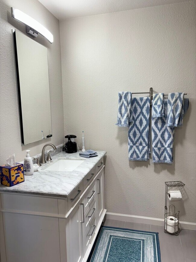 Building Photo - Beautifully updated 2 bedroom with large den/office area. In Leisure World a 45+ Active Adult Res...