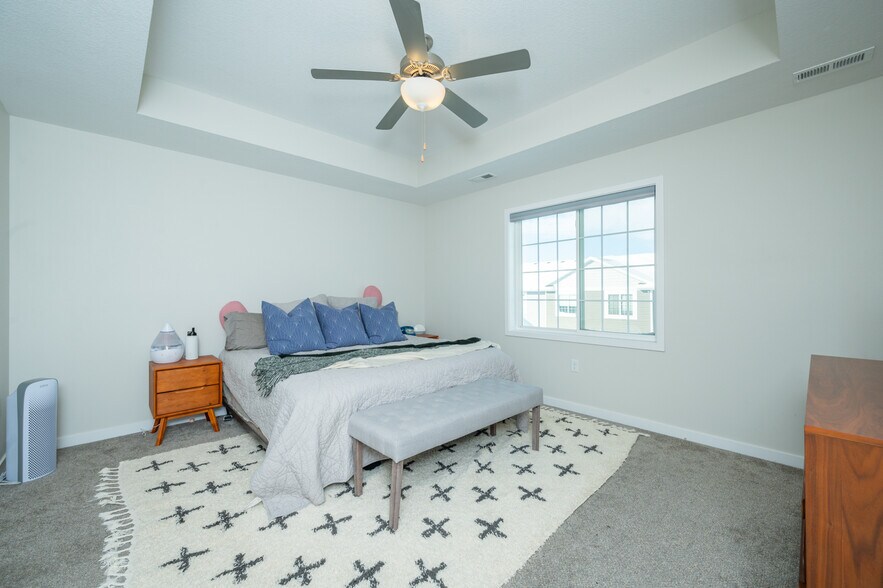 Building Photo - 9649 Crowning Dr
