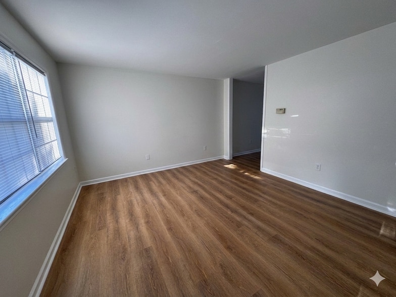 Living room - 1242 Cedarcliff Dr