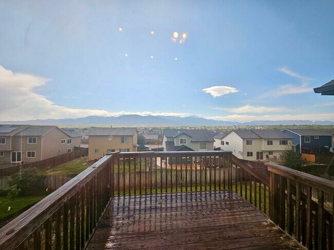 Building Photo - Beautiful 3 bedroom home available with mo...