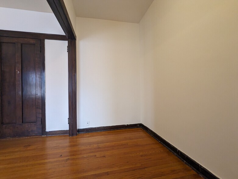 Building Photo - 812 W Waveland Ave